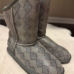 Stylish Gray Snake Print Boots
